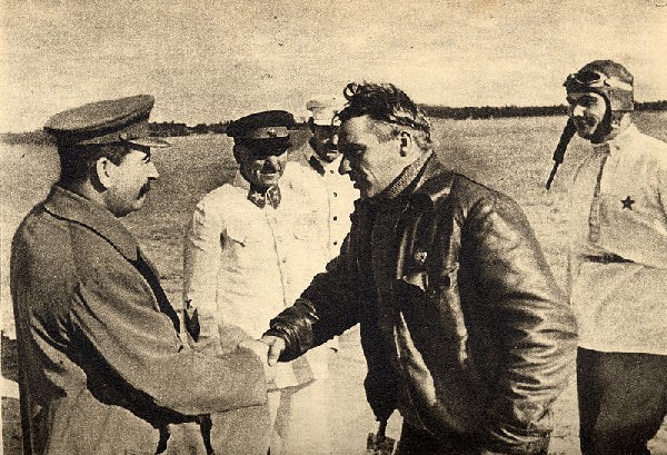 Stalin incontra Valerij Chkalov prima della sua preparazione per il viaggio nello spazio.