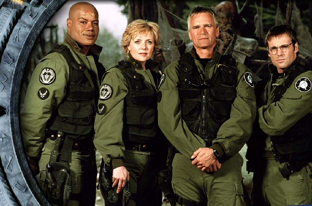 La mitica squadra SG-1. Da sinistra: Teal'c, Samantha Carter, Jack O' Neill e Daniel Jackson. La loro missione: rintracciare dopo 1600 anni i membri della Compagnia dell'Anello