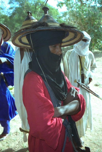 Guerriero Fulani nel tradizionale assetto da combattimento