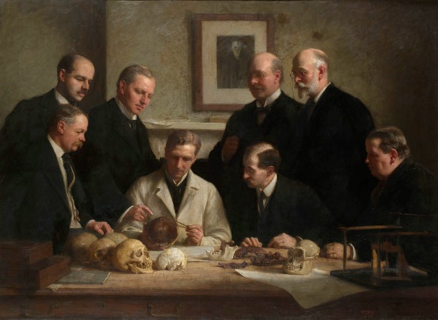 Quadro del 1915 dipinto da John Cooke, che mostra i principali paleontologi britannici intenti a studiare il cranio di Piltdown. Lo scopritore Charles Dawson  il secondo da destra in alto.