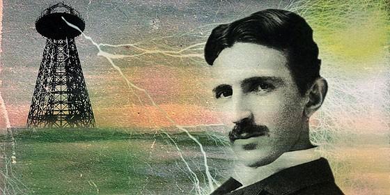 Nikola Tesla accanto alla sua Wardenclyffe Tower