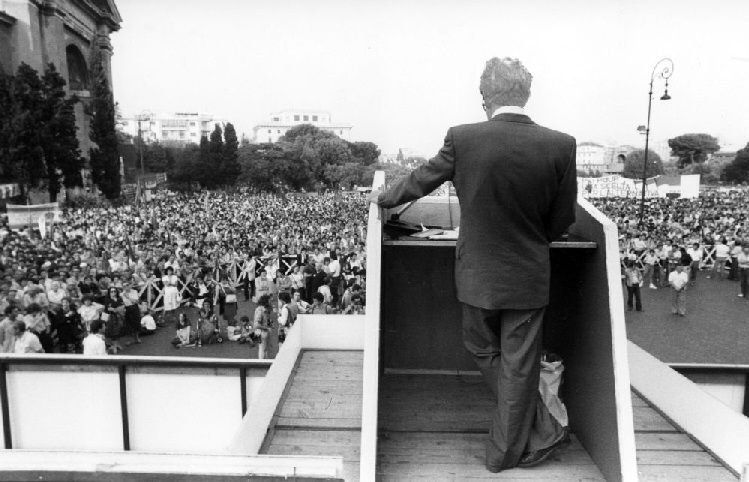 Un ingrigito Berlinguer durante un comizio per le elezioni politiche del 1999