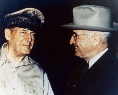 Il generale Douglas Mac Arthur con il presidente USA Harry Truman