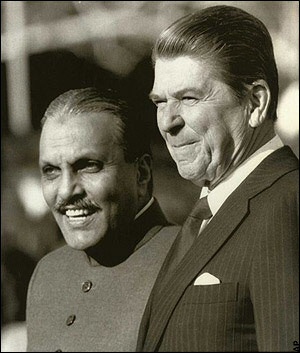 Il dittatore pakistano Muhammad Zia-ul-Haq (1924-1988) e il presidente USA Ronald Reagan (1911-2004)