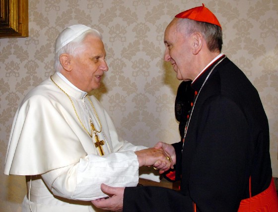 Papa Benedetto XVI con il cardinale Jorge Mario Bergoglio, suo successore