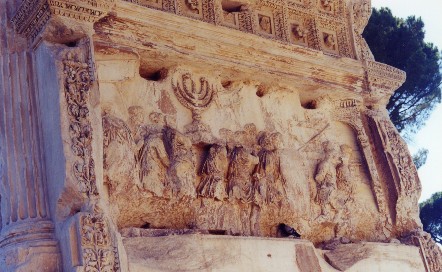 Rilievo sull'arco di Tito con la Menorah trafugata al Tempio di Gerusalemme (foto dell'autore di questo sito; clicca per ingrandire)