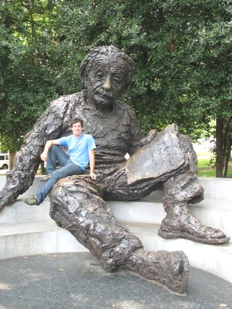 L'Albert Einstein Memorial a Washington, scolpito nel 1979 dallo scultore Robert Berks